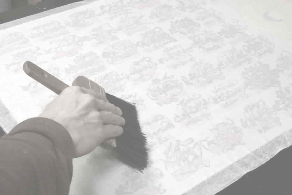 高野山 加勢田芳雲堂による掛け軸の裏打ちを行う表装工程