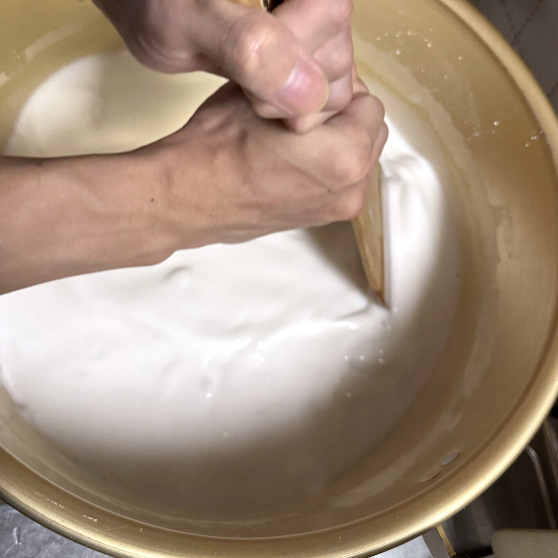 表具用の糊を炊いている様子