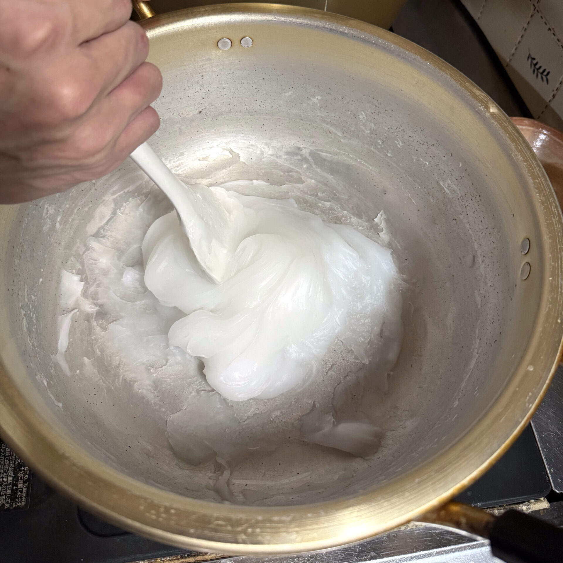 表具用の糊が半透明になり、完成した様子